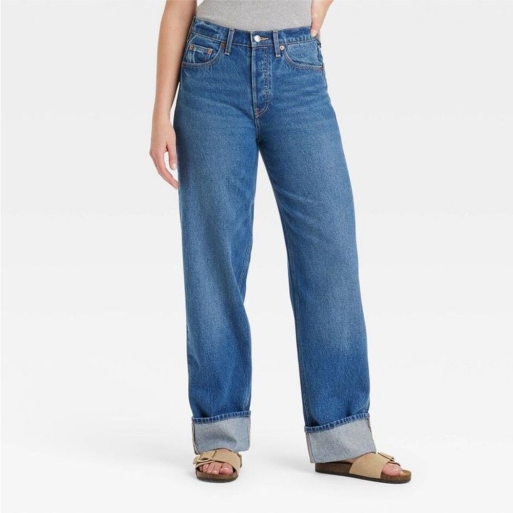Universal Thread Women's Mid-Rise Baggy Jeans
Clas Ice Dark Wash